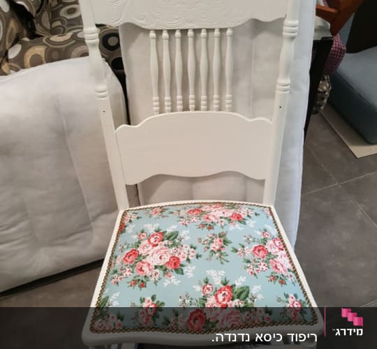 כיסא עץ לבן עם ריפוד פרחוני צבעוני